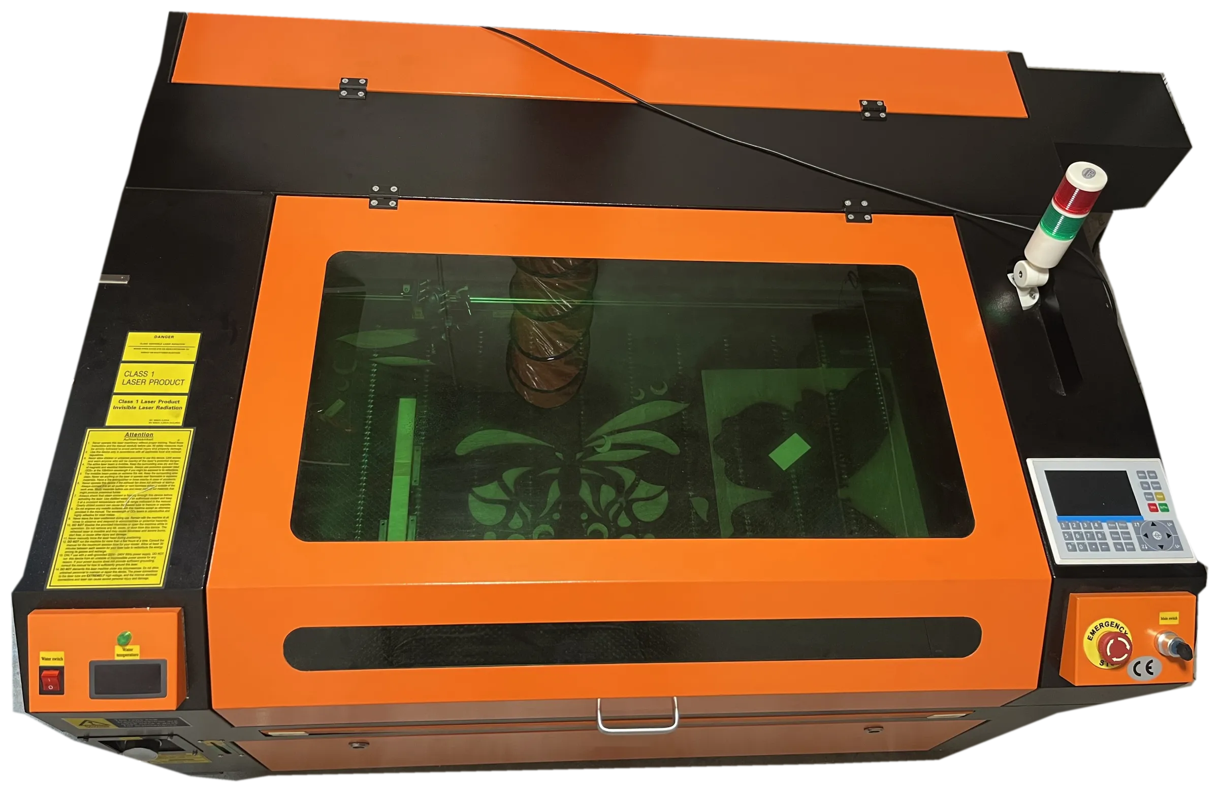 La machine laser CO2 de l’atelier, vue de dessus : capot orange, fenêtre de travail et panneau de commande.